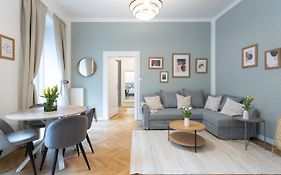 Apartment With Balcony - Trendy Neighborhood
